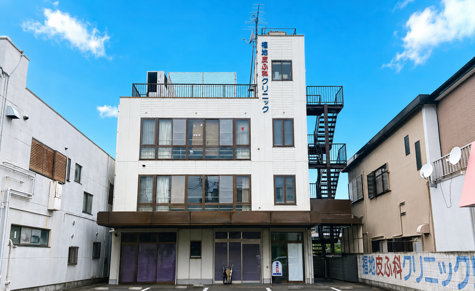 爪矯正に用いる細かな医療器具と清潔なトレー